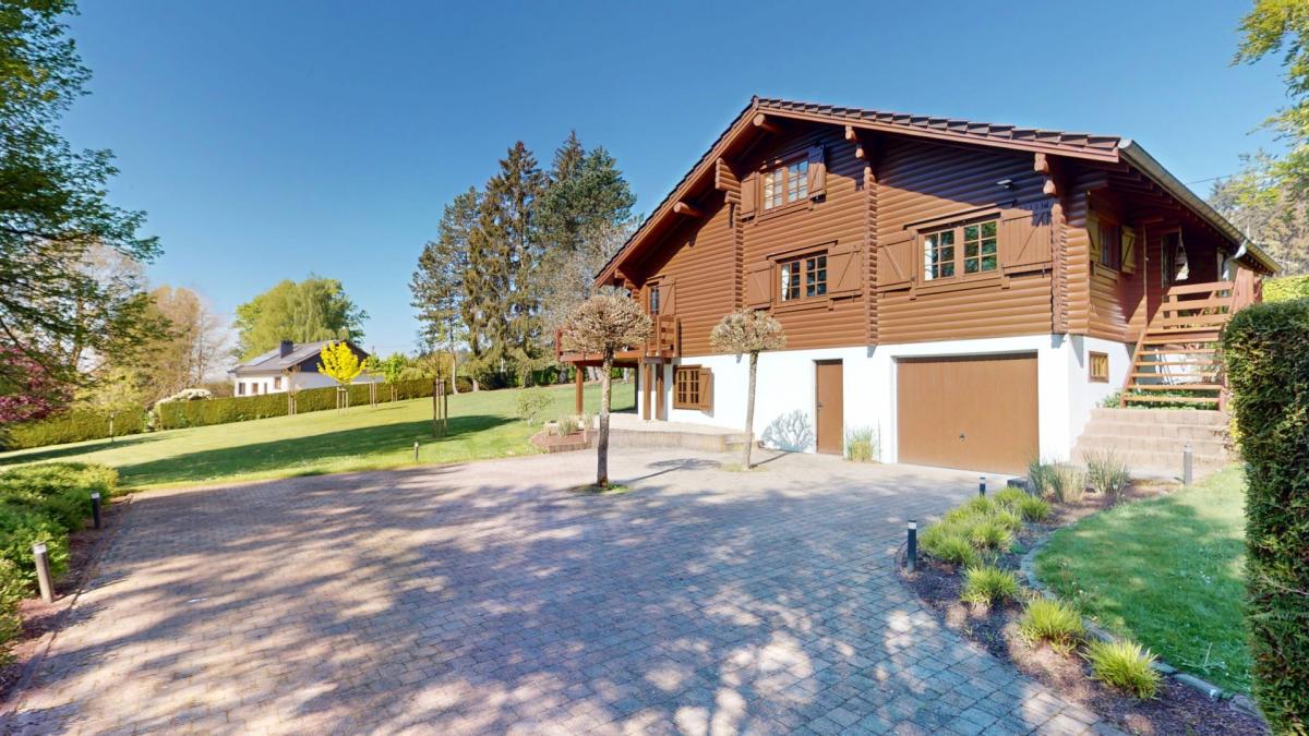 Chalet plein de charme sur grand terrain arboré
