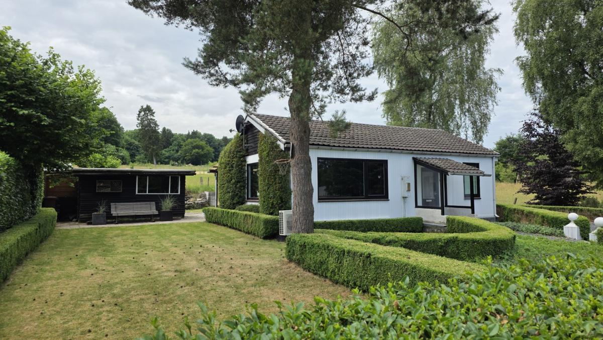 Charmant bungalow avec terrasse couverte et jardin