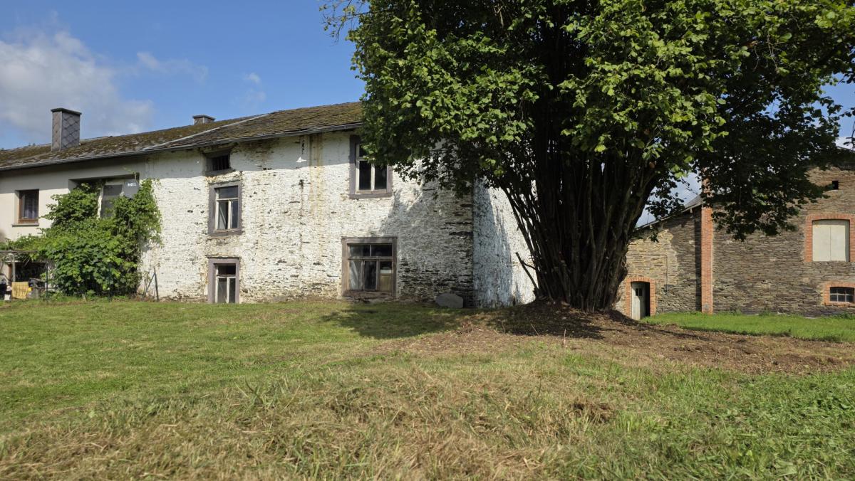 Spacieuse maison à restaurer entièrement, en pleine campagne