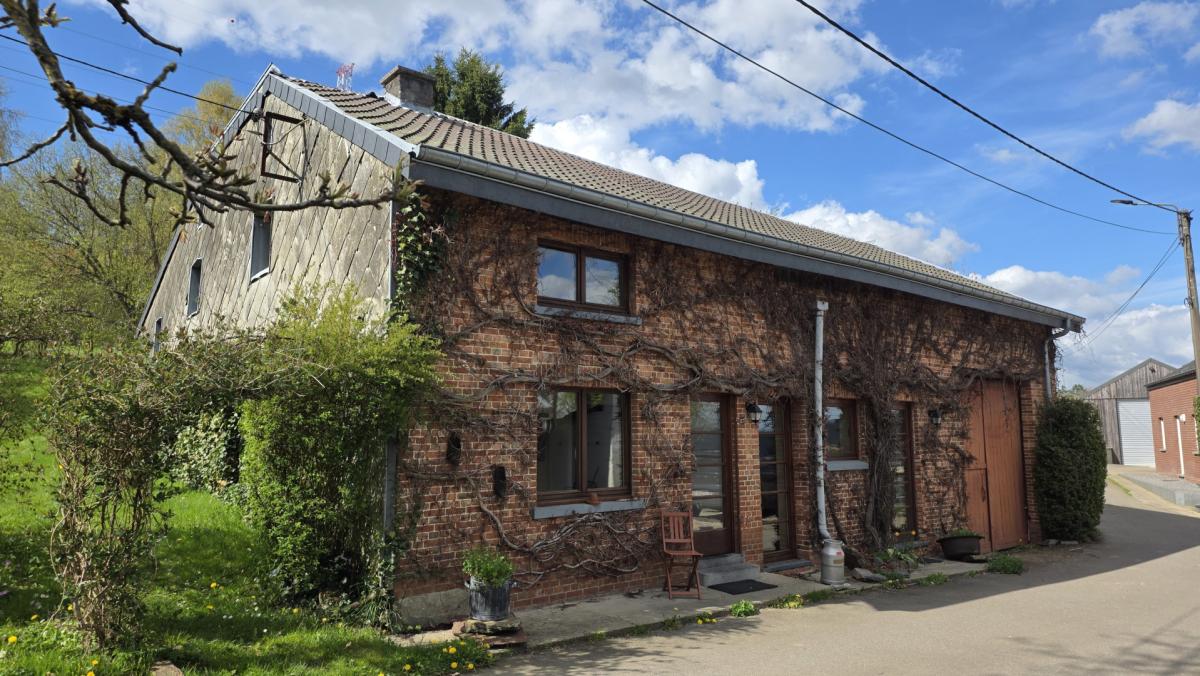 Ferme ardennaise avec grange, annexes et superbe vue