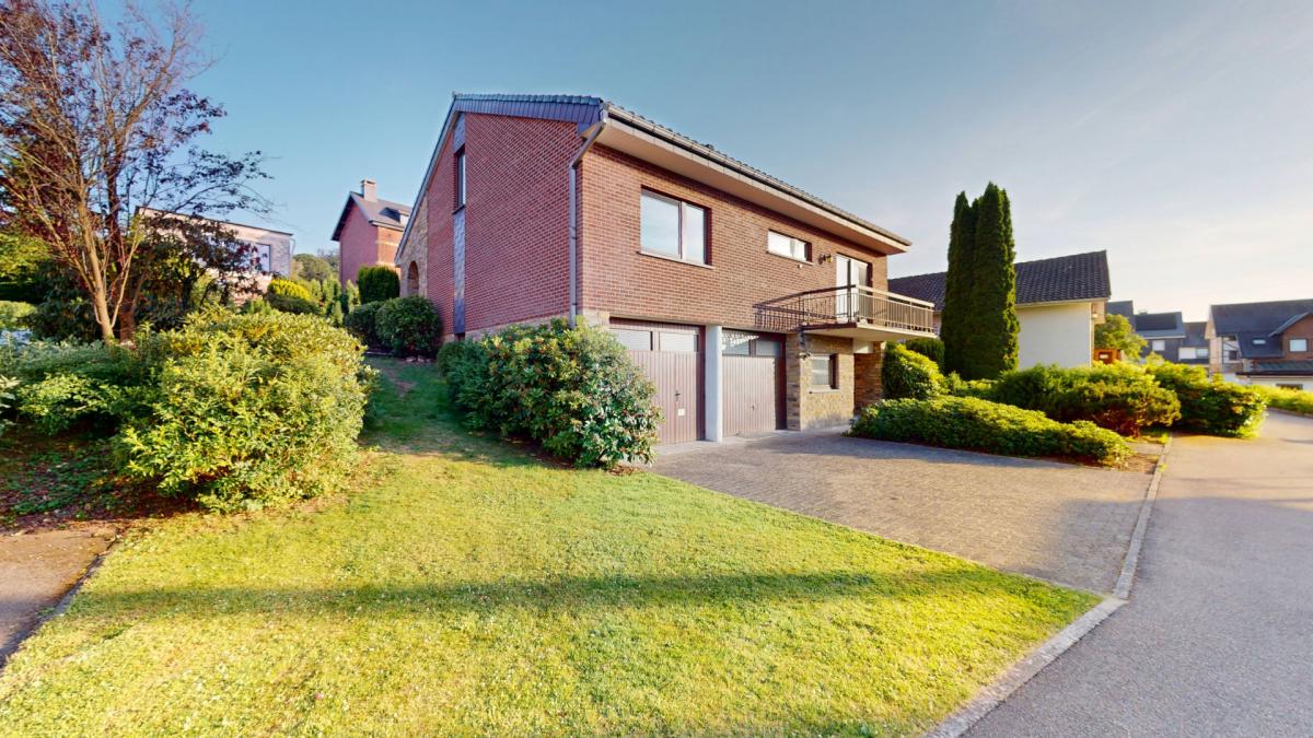 Maison avec jardin et grand garage dans une voie sans issue