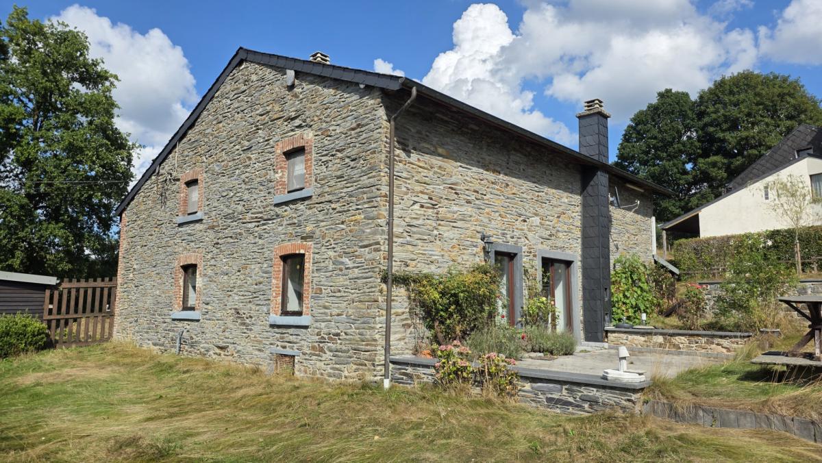 Maison ardennaise, grand jardin et énorme potentiel