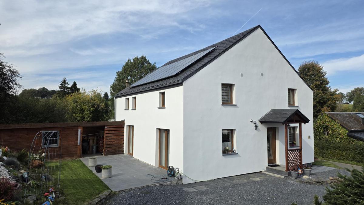 Maison 4 façades dans le village de Vaux (Cherain)