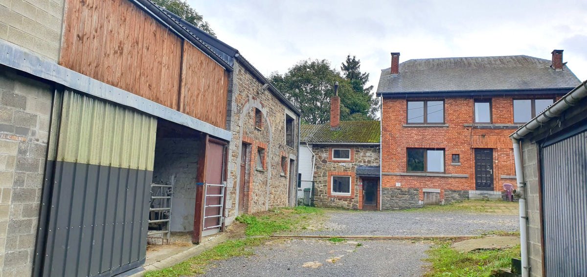 Propriété agricole composée de plusieurs bâtiments