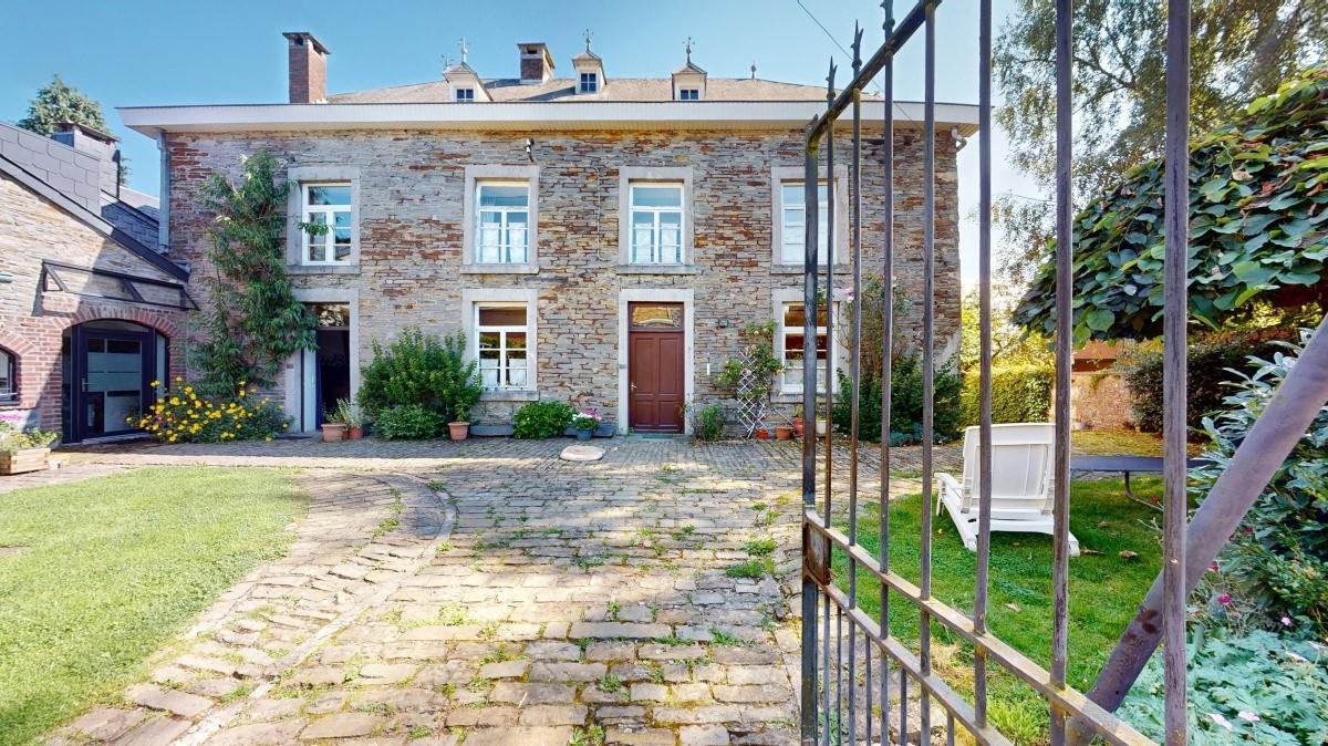 Maison de caractère sur magnifique terrain - Multiples possibilités