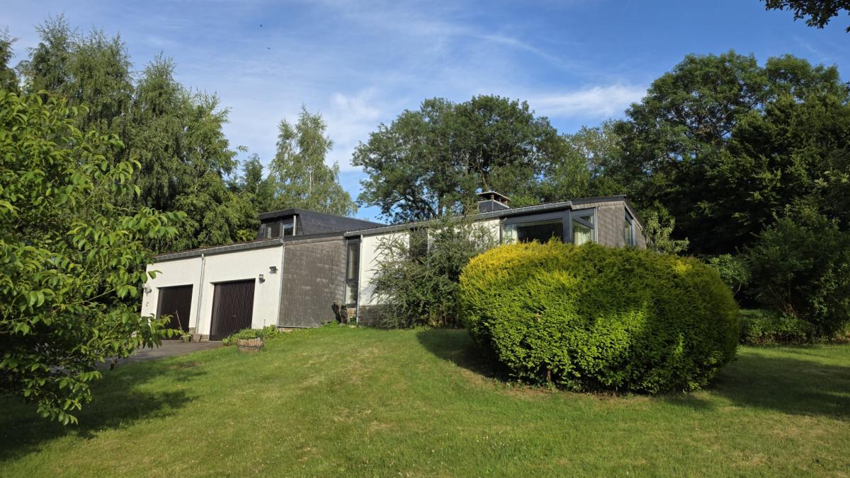 Villa 4 facades avec allée privative et grand jardin